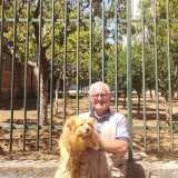� qui che incontriamo Peppino, proprio davanti all�entrata del giardino ormai serrata con un lucchetto. � assieme al suo fidato volpino di nome Zorro, che lo ha accompagnato in tutta la sua avventura